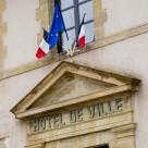 Rassemblement de la population devant la Mairie Bozouls