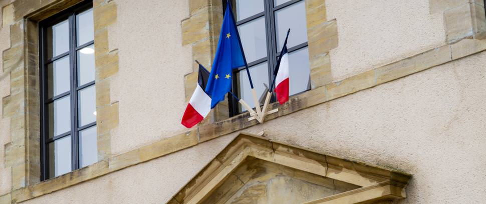 Rassemblement de la population devant la Mairie Bozouls