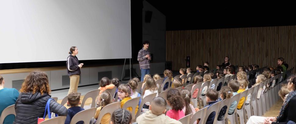 Les enfants découvrent la magie du cinéma