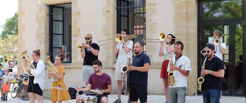 Fanfare "Les Nyctalopes" au marché du jeudi à Bozouls