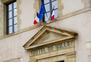 Rassemblement de la population devant la Mairie Bozouls