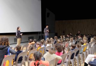 Les enfants découvrent la magie du cinéma