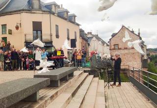 Bozouls célèbre la paix avec l'envol des colombes
