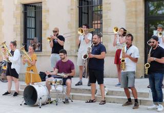 Fanfare "Les Nyctalopes" au marché du jeudi à Bozouls