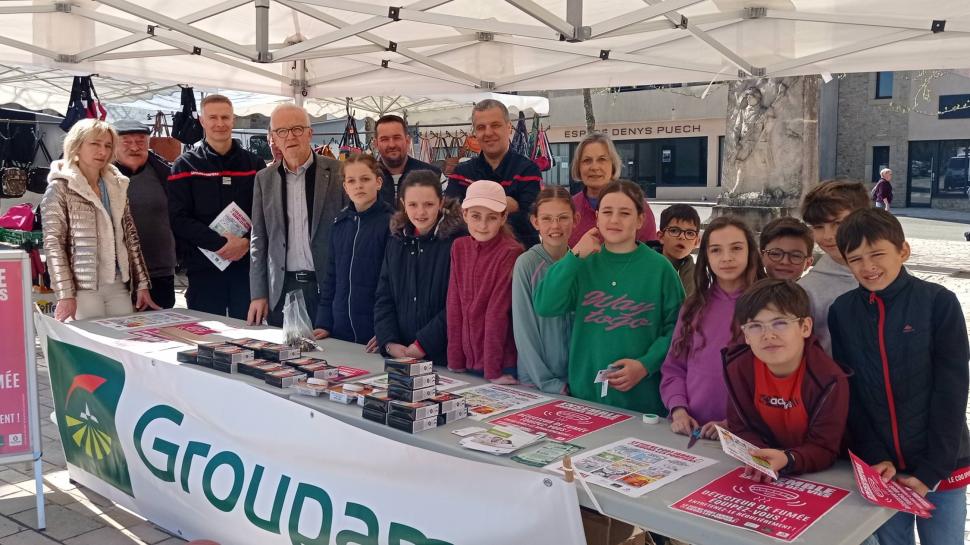 SÉCURITÉ INCENDIE - Don de détecteurs de fumée sur le marché de Bozouls en partenariat avec Groupama.