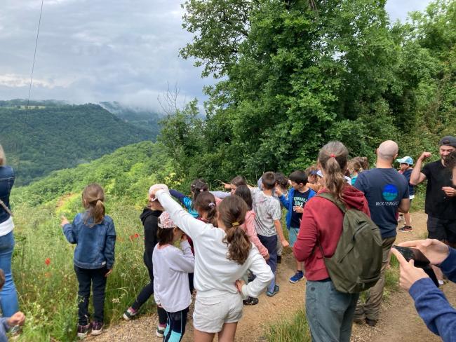 Nous observons le panorama sur le village de Rodelle.